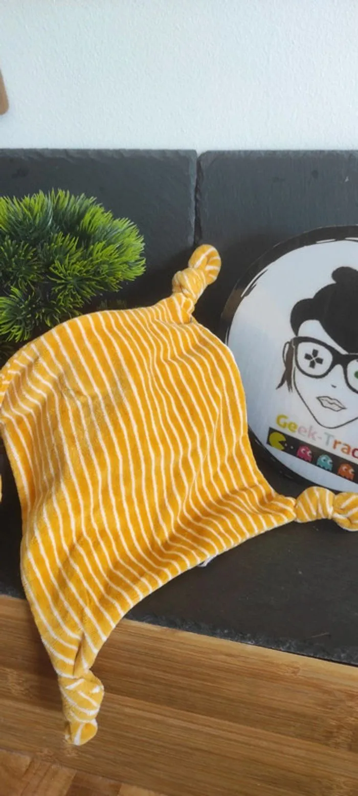 doudou carré plat vertbaudet jaune orange moutarde blanc rayé rayure Noeud - Vertbaudet | Beebs