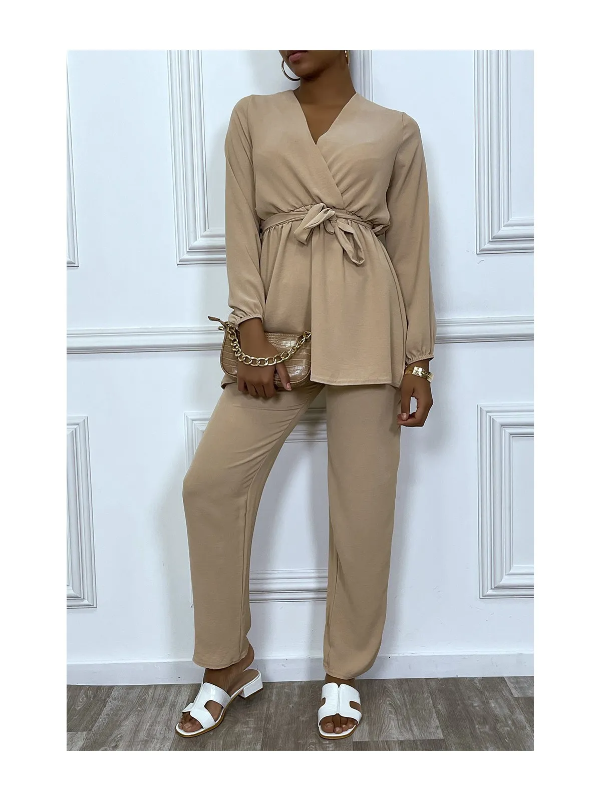 EnFZmble cache coeur fluide et pantalon beige élégant