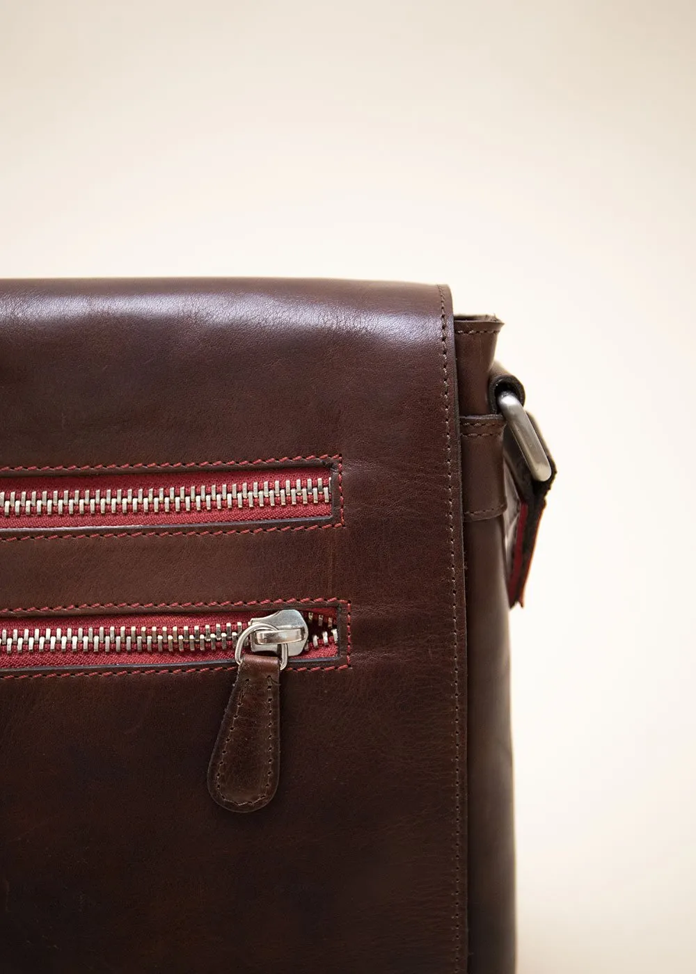 FACTEUR WILSON ZIP ROUGE CUIR MARRON