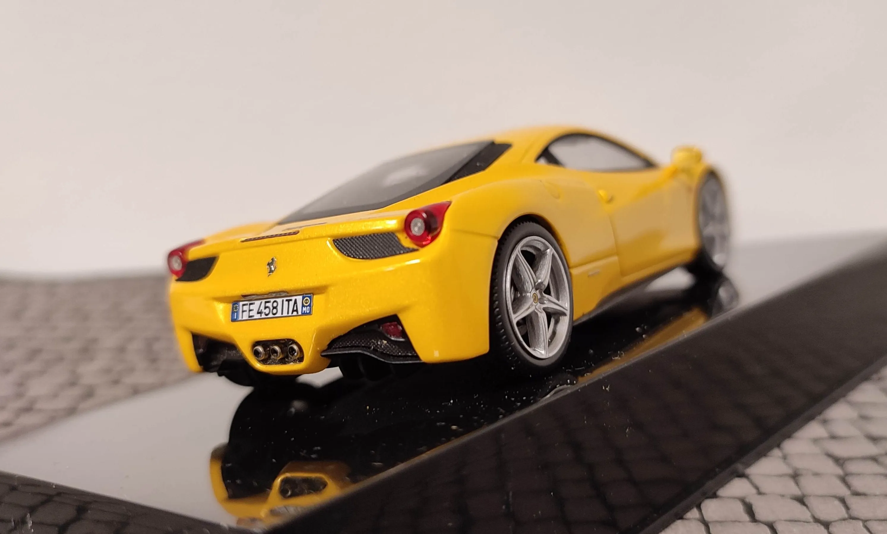 Ferrari 458 Italia jaune - 1/43 Hotwheels Elite 