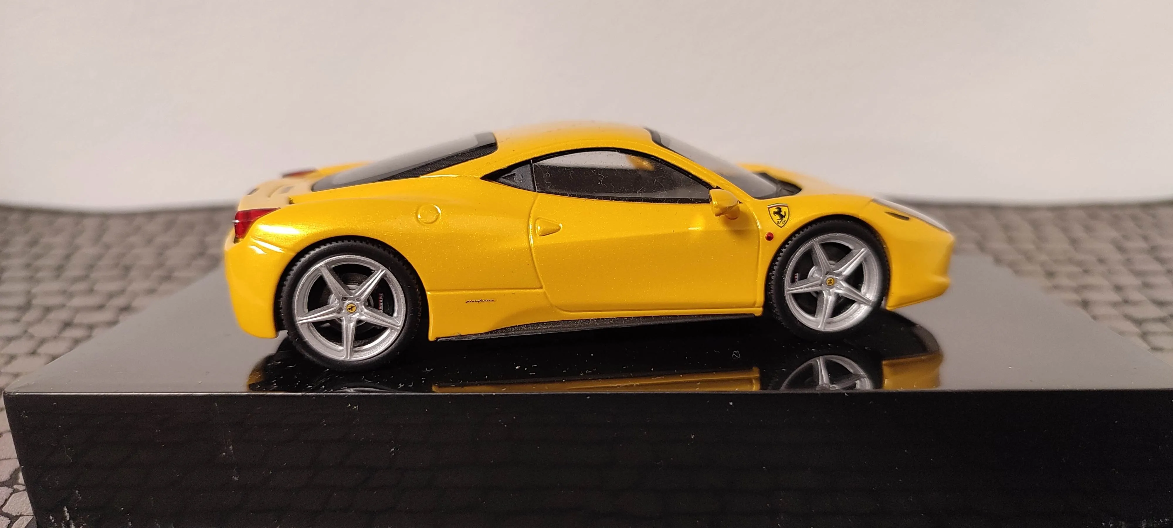 Ferrari 458 Italia jaune - 1/43 Hotwheels Elite 
