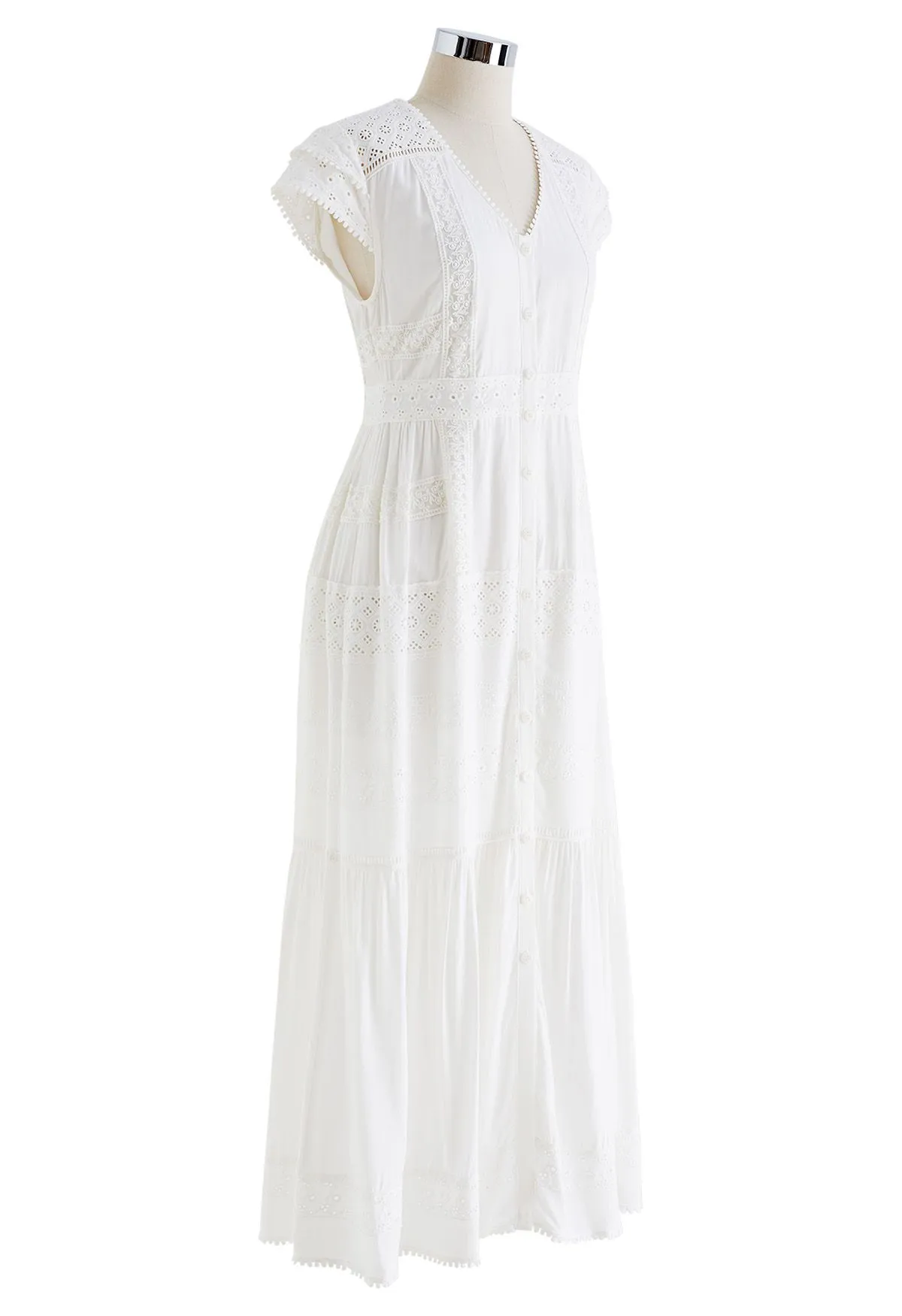 Robe boutonnée à empiècements brodés d'œillets