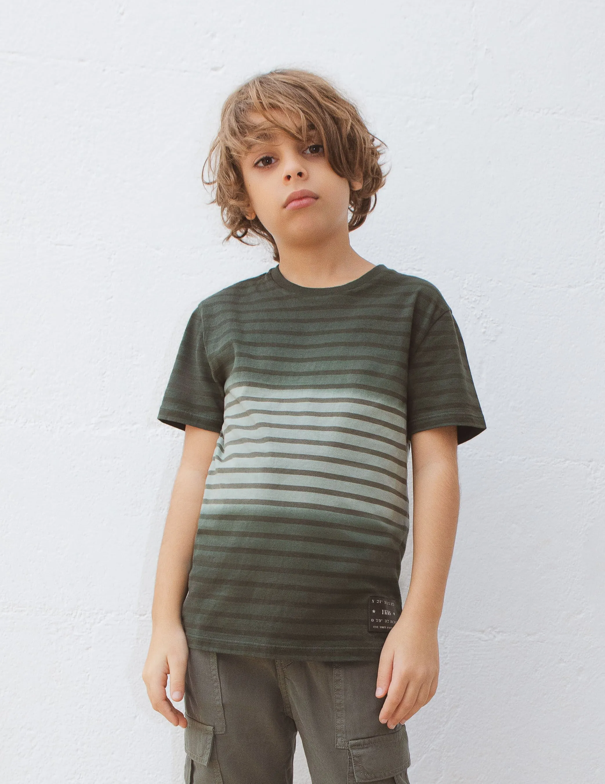 T-shirt kaki motif rayures sur effet deep dye garçon