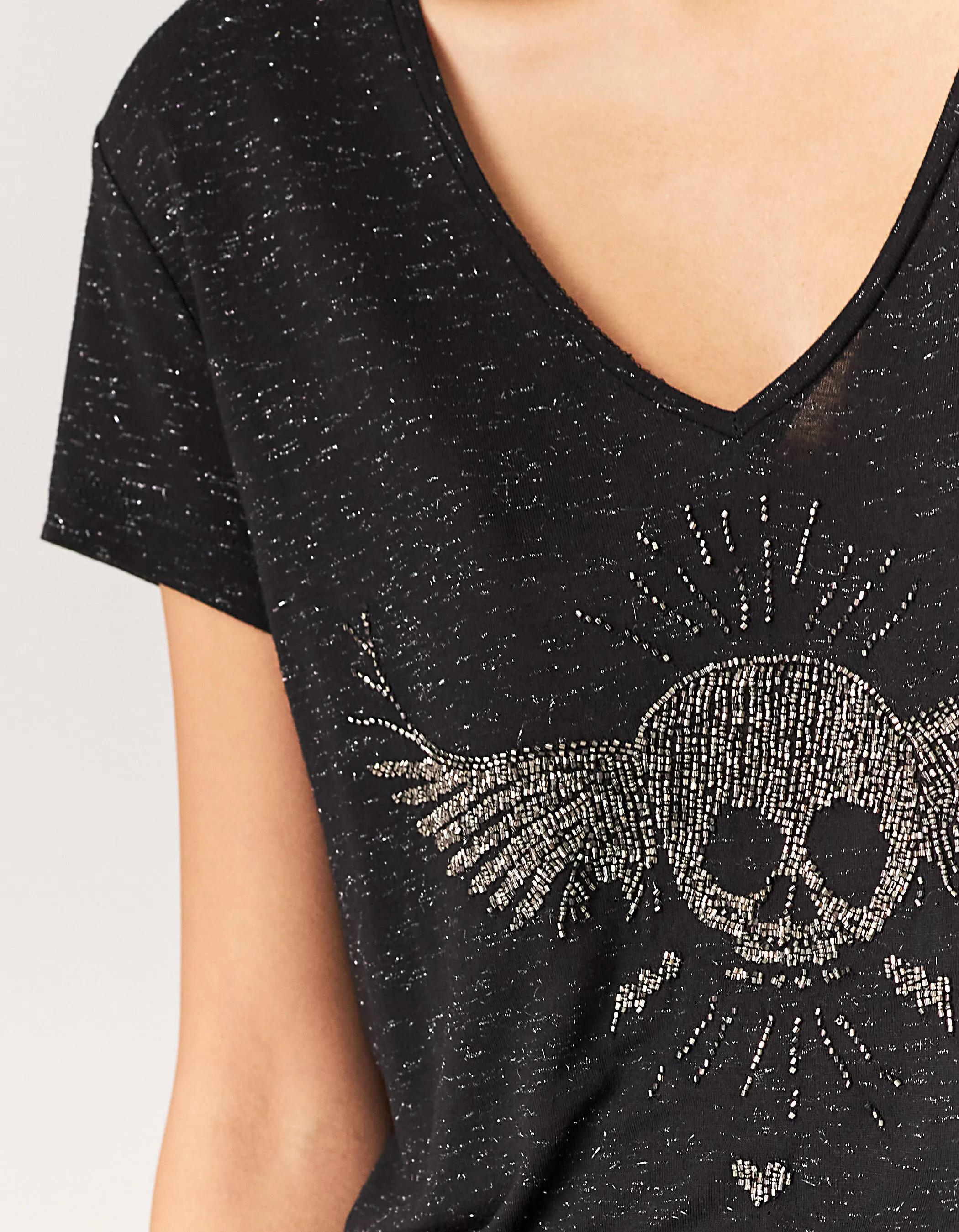 Tee-shirt col V noir métallisé visuel tête de mort femme